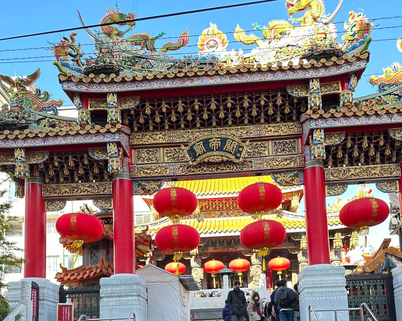 横浜中華街の中心に位置する横浜関帝廟の正面が一望できる。晴天の空に雲ひとつない日に、サザン・ワークのイベントとして初詣に訪れた写真