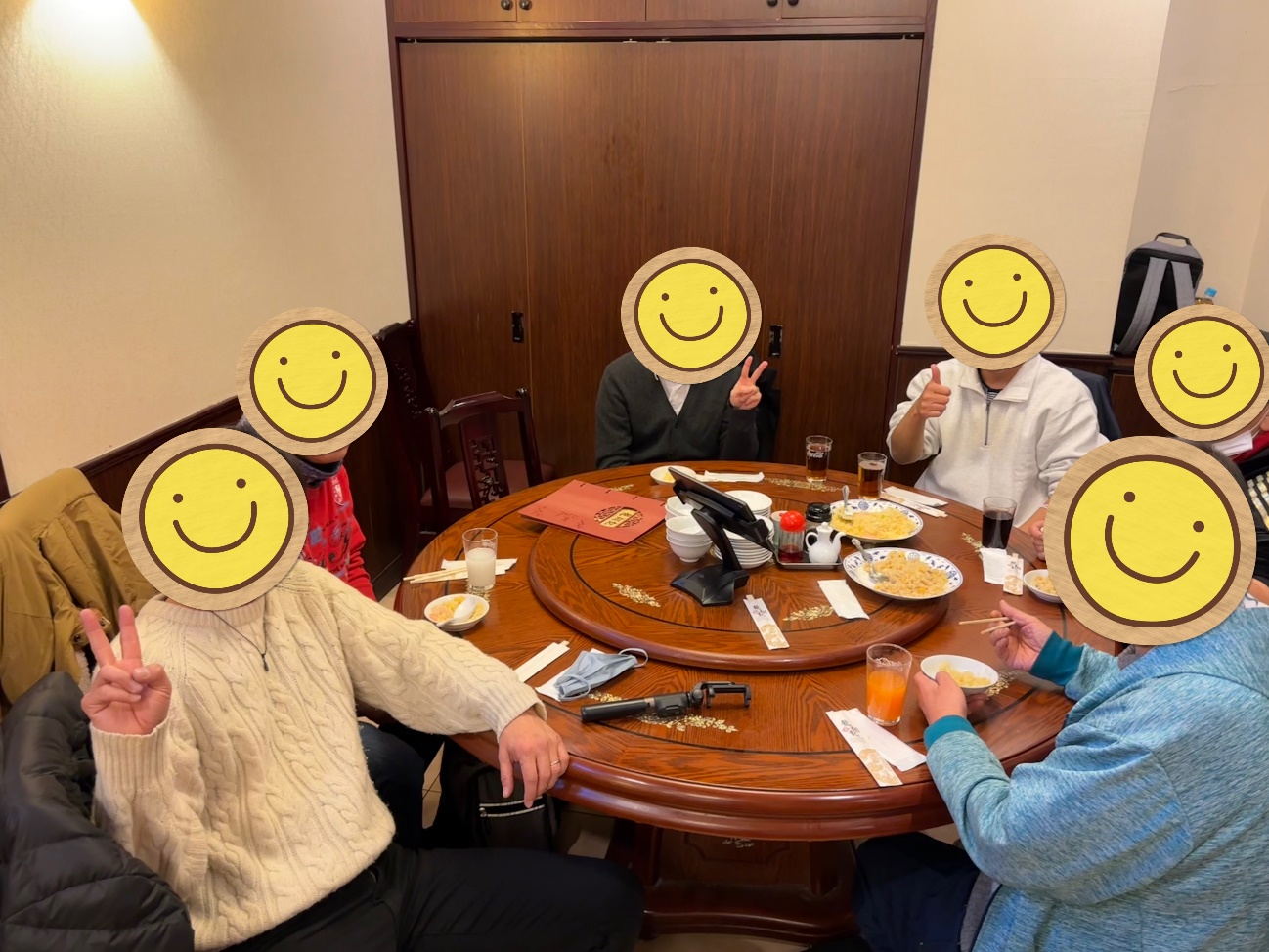 龍翔記の店内はモダンで落ち着いた雰囲気で、個室に案内され回転テーブルを囲むように参加者6名が個室に案内され、着席している様子の写真