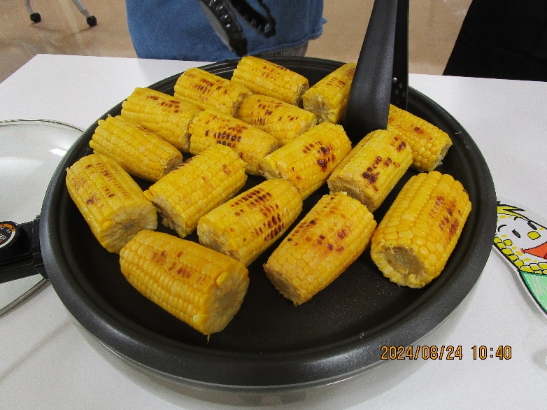 ホットプレートでぶつ切りにしたコーンが焼き上がり、美味しそうな焦げ目がついている。