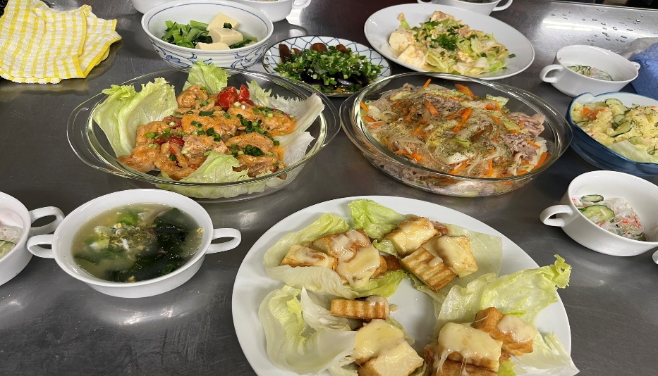 テーブルには、ポテトサラダ・スープ・豆腐とほうれん草のとろみ煮などが並んでいます。