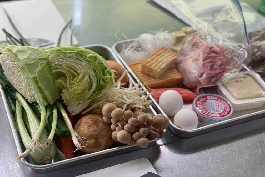 物価高騰に負けないよう、安価な食材がトレーに並べられています。