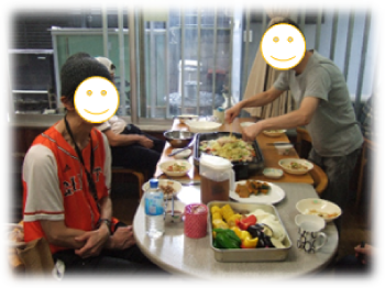 メンバーが食材を鉄板にのせて焼いています。