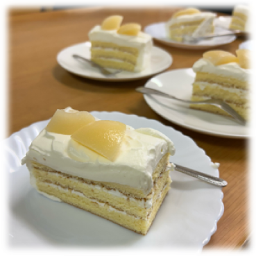 洋梨が飾られたショートケーキがテーブルに並べられています。
