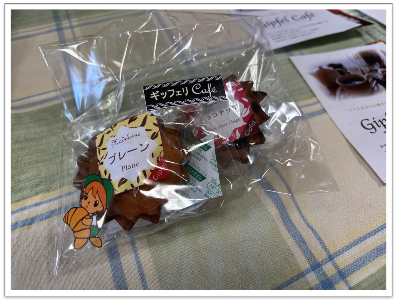 透明の包装袋には、プレーンとチョコチップの2種類のマドレーヌが入っています。