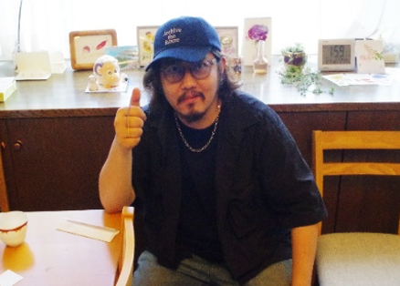 一人のメンバーが「美味しい！」と親指を立ててグッドサインを出しています。