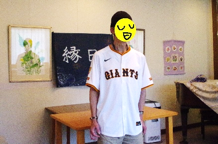 一人のメンバーが一人で歌っています。