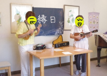 職員の方がウクレレを弾いています。