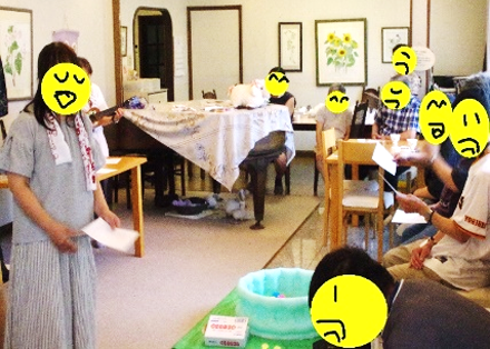 参加者の皆さんが合唱しています。