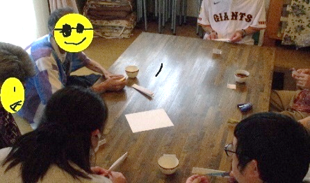 一枚の紙から射的のピストルを手作りしています。紙を繰り返し折って細長い形にし、厚みがついて丈夫になることで輪ゴムを撃てるようになっています。