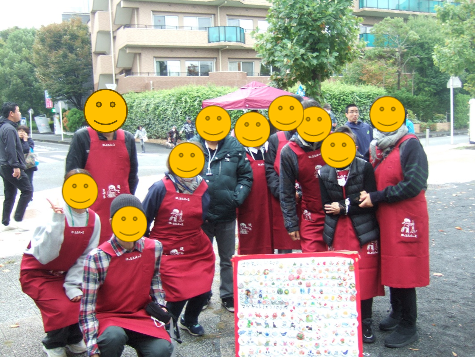 メンバーが集合し、記念撮影を撮っています。