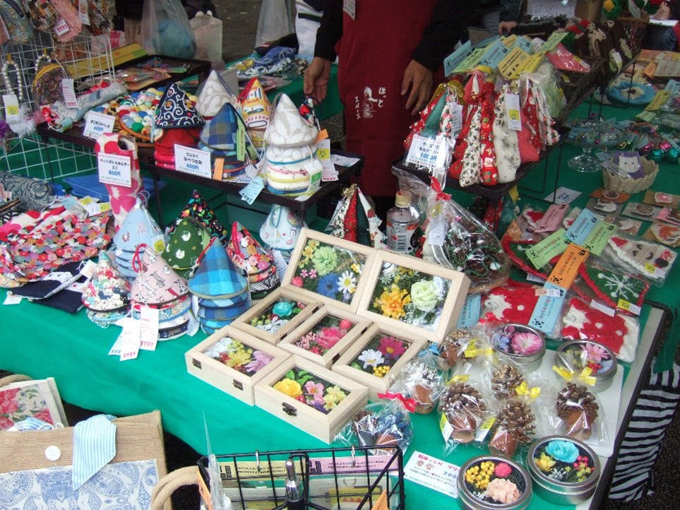 多彩な商品が並び、販売されています。