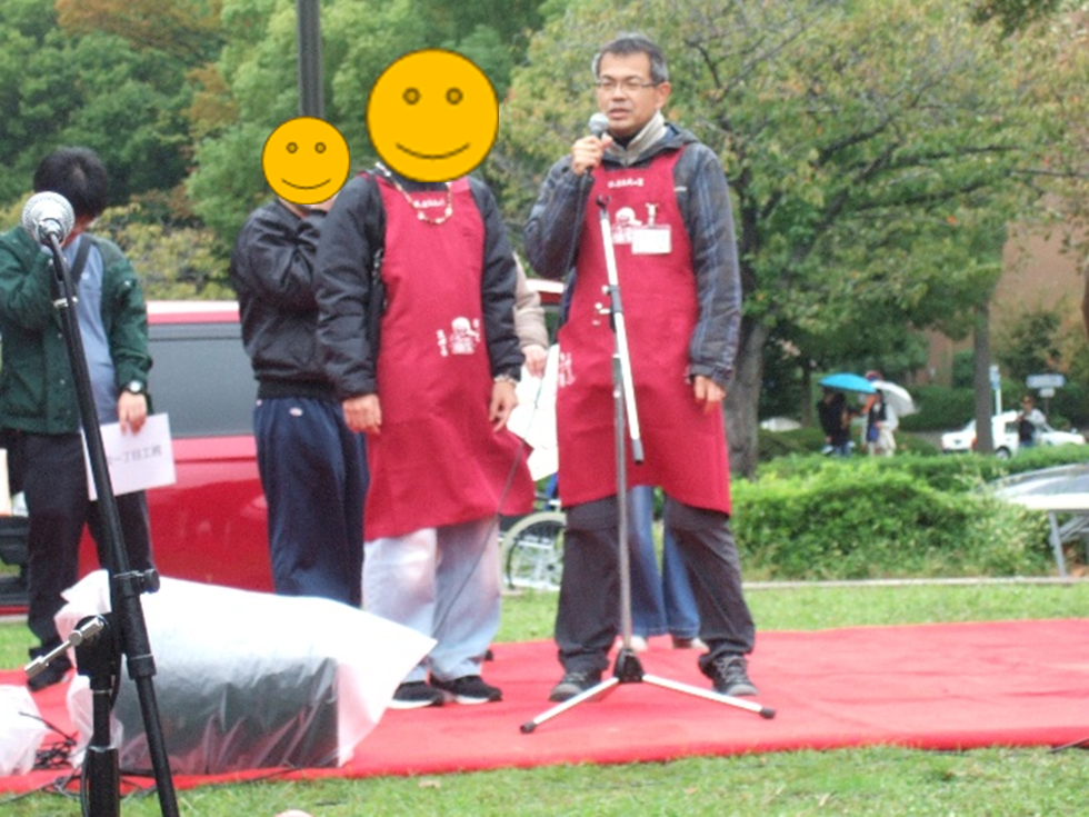 2人のメンバーがステージでマイクを持って喋っています。