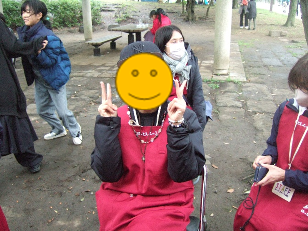 1人のメンバーが両手でピースサインをして写真を撮っています。