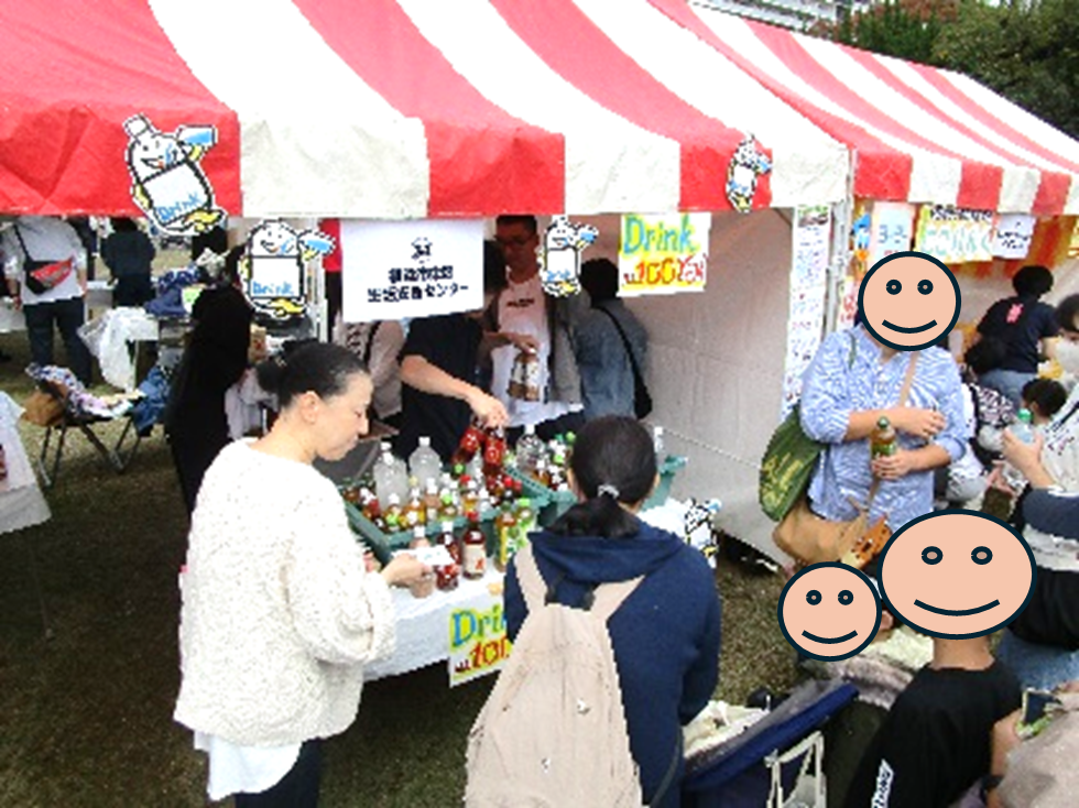 複数の飲み物を前に悩むお客様を楽しそうに接客するメンバーの姿が見られました。