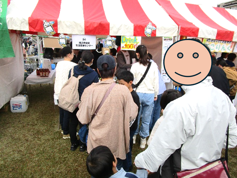 飲み物を求めて、販売ブースに行列が出来ました。