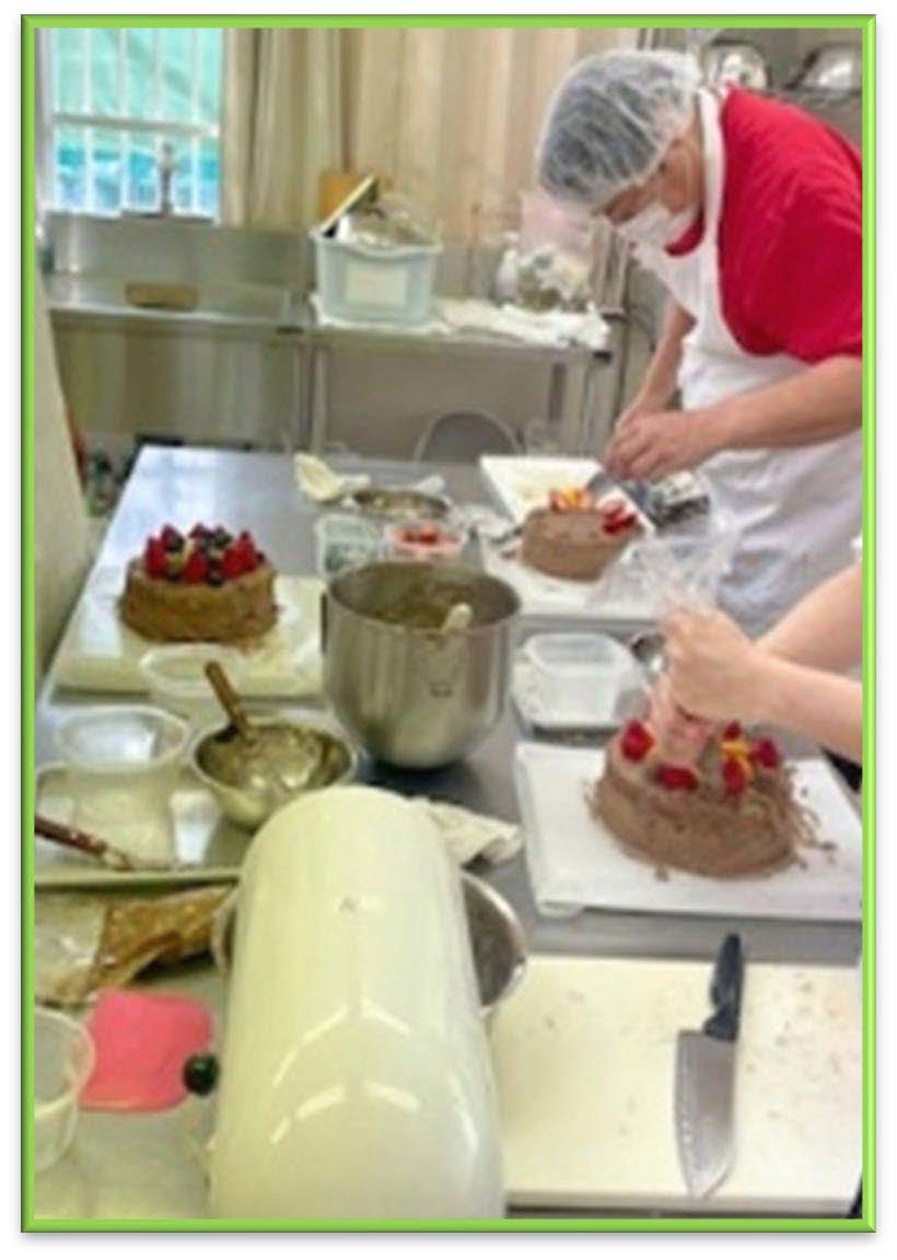 メンバーからケーキ作りの希望者を募り、ケーキを2種類作っている。1つ目は手作りのチョコレートケーキである。