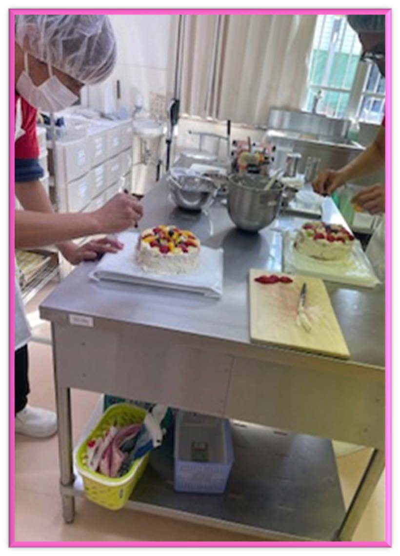 2つ目は手作りの生クリームケーキである。