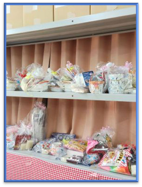 ビンゴゲームの景品は袋に入れて梱包し、棚の上に並べている。