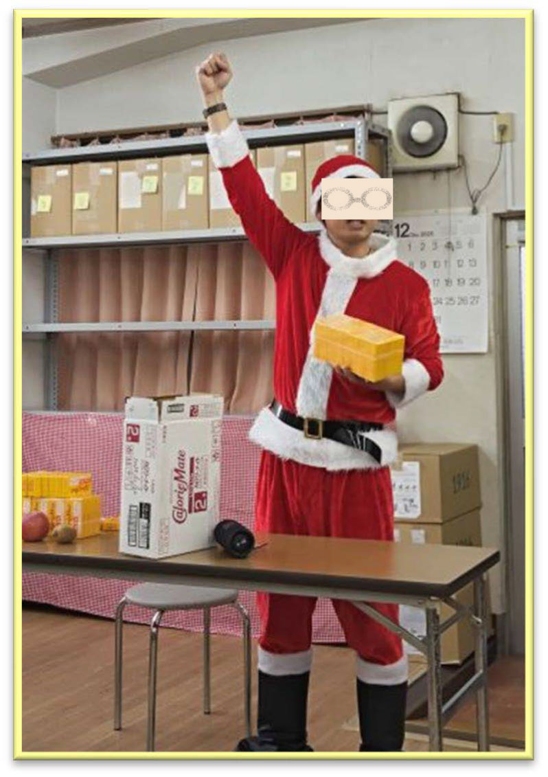 サンタ役のスタッフが、ビンゴゲームの後にじゃんけん大会を進行している。