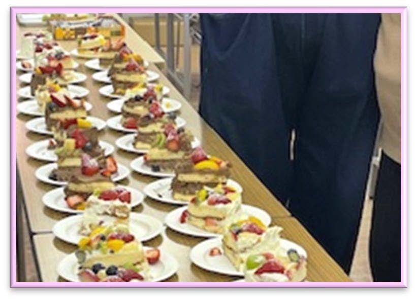 ケーキをカットし、紙皿に取り分けて、机の上に並べている。