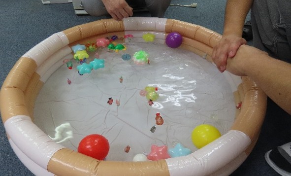 夏祭りの魚釣りゲームです。水を張った子ども用プールに魚や水風船が浮かんでおり、魚をすくって楽しむゲームです。