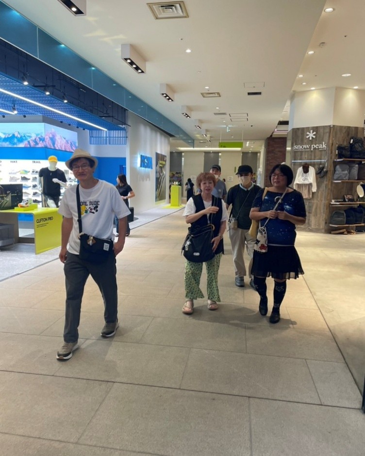 ギッフェリのメンバーの皆さんが、MARK IS みなとみらいの館内を散策しています。