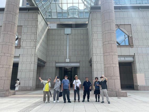 横浜美術館を背景に、全員で集合写真を撮っています。